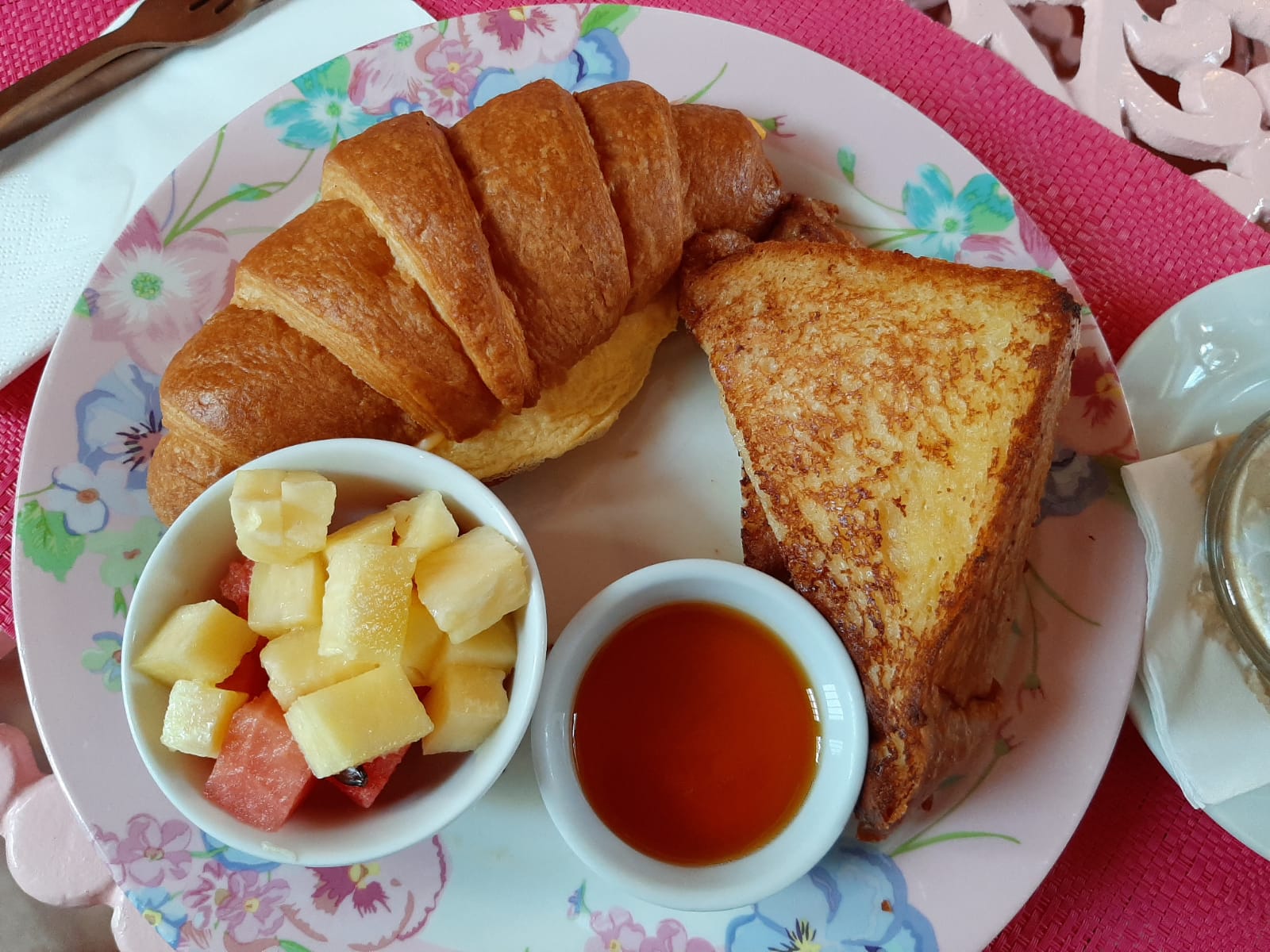 desayuno en la cafetería hotel isla de flores