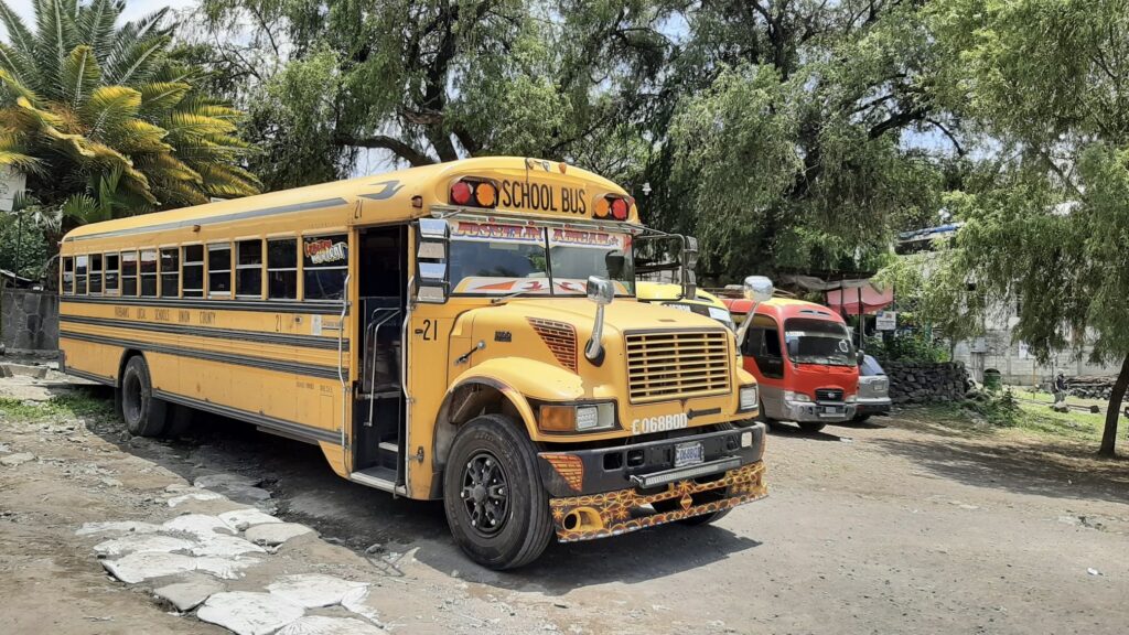 autobuses públicos en guatemala. son antiguos autobuses retirados de USA