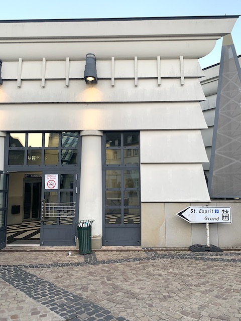 Entrada ascensor para bajar al Grund en la Ciudad de la Justicia, qué ver en Luxemburgo.