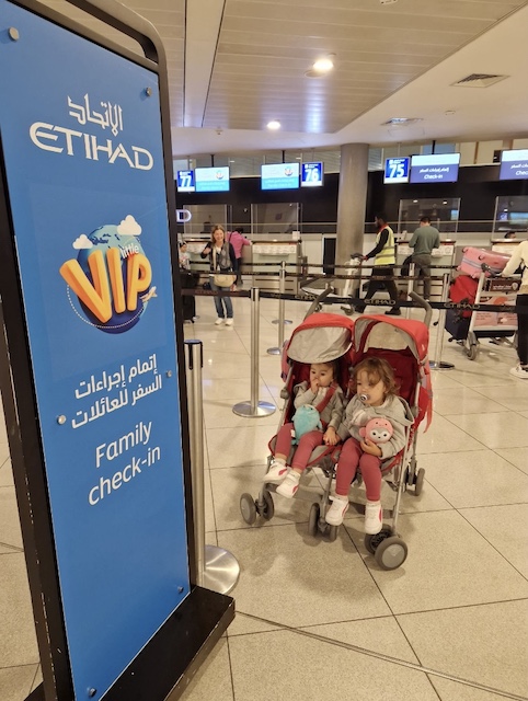 Fila de facturación familias. Aeropuerto de Abu Dhabi.