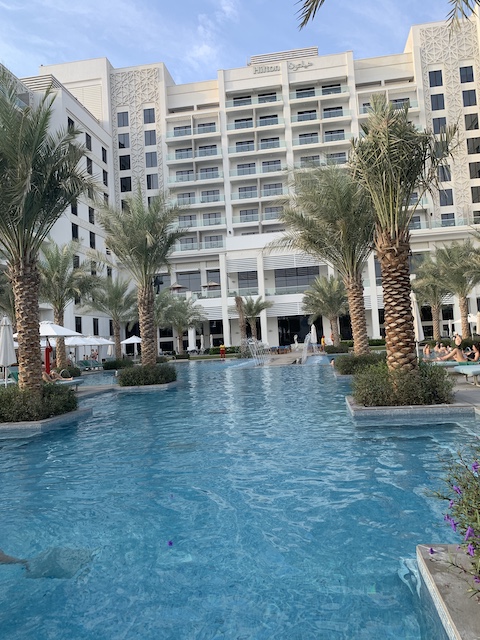 Piscina Hilton Yas Island. Dónde alojarse en Abu Dhabi. Las mejores zonas.
