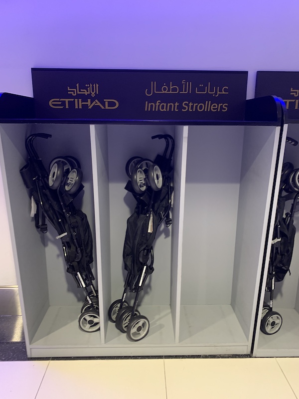 Carros bebé Etihad. Cómo es volar con niños en Etihad Airways.