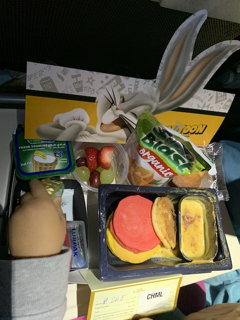 Desayuno infantil. Cómo es volar con niños en Etihad Airways.
