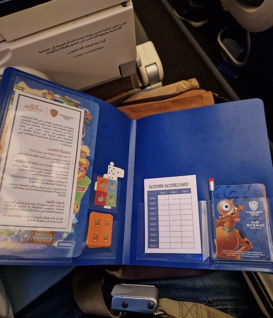 Carpeta de juegos. Cómo es volar con niños en Etihad Airways.
