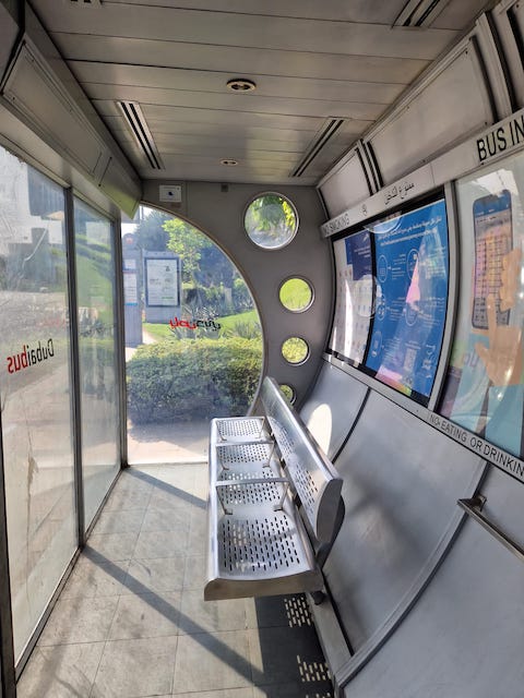 Parada de bus. 25 curiosidades que no sabias de los Emiratos Árabe.