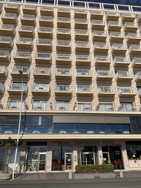 Royal continental. Dónde alojarse en Nápoles.