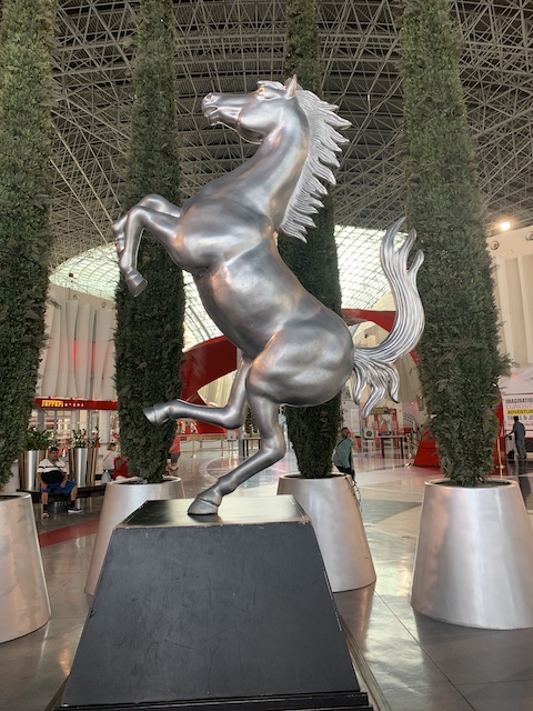 Zona de bienvenida Ferrari world.