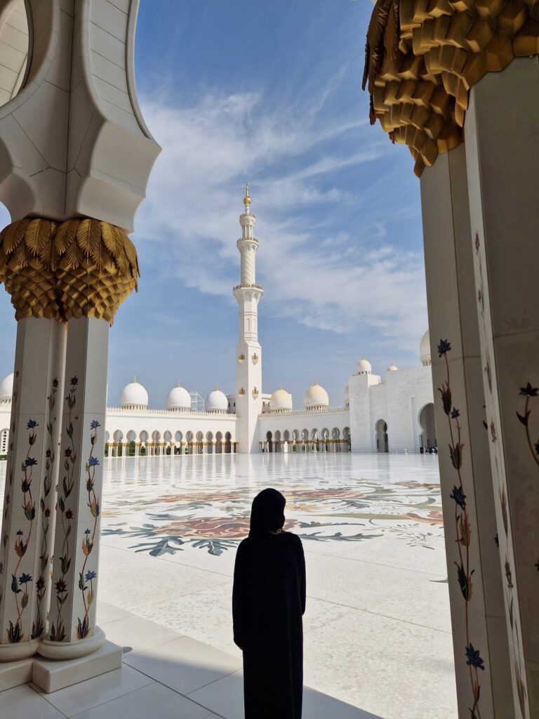 Natalia patio mezquita Abu Dhabi.
