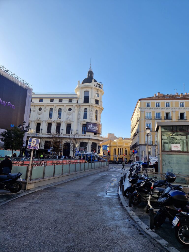 Plaza Jacinto Benavente. Qué ver en el Barrio de las Letras de Madrid.