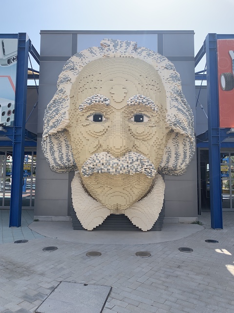 Figura de legos de Albert Einstein.