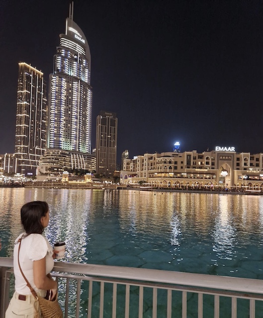 Natwillyfog esperando en las fuentes de Dubai. Cómo visitar el Burj Khalifa
