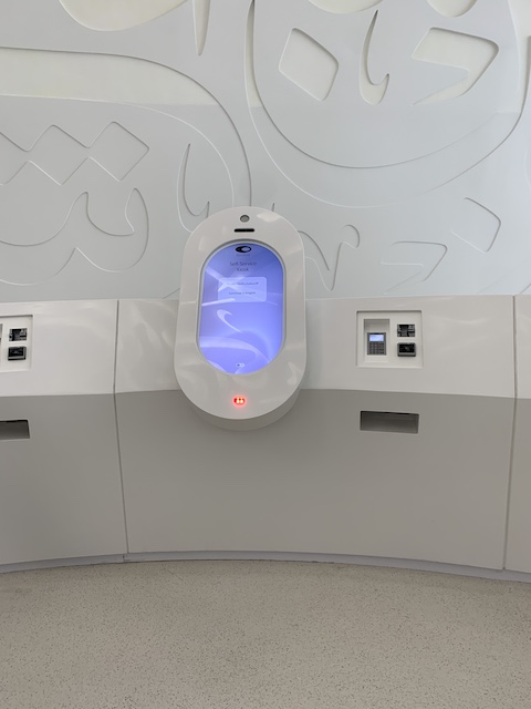 Taquillas para validar la entrada en el Museo del Futuro de Dubai.