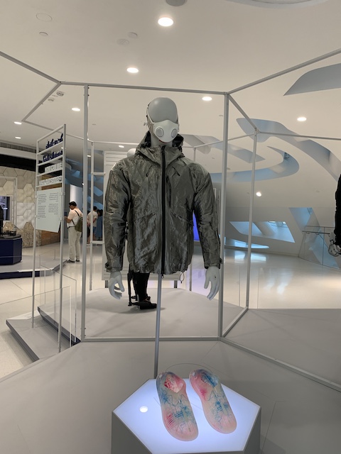 Traje antivirus. Museo del futuro.