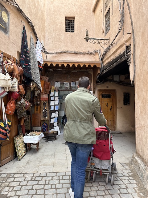 con carro de bebe zoco. Día 2 Marrakech, diario de viaje.