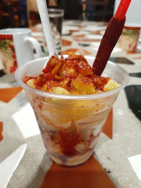 Mango con chile. Comida típica de Guatemala.