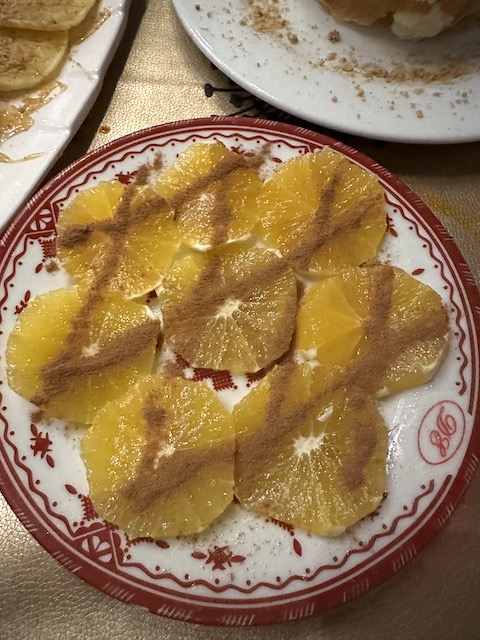 naranja con canela. Comida típica de Marruecos.