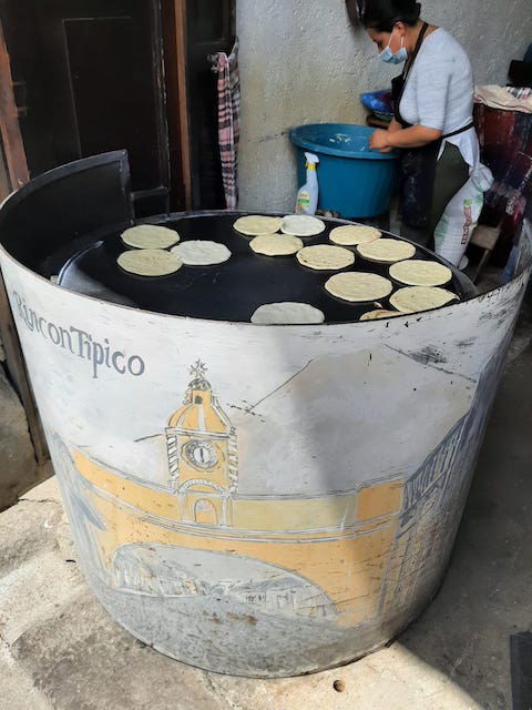 Mujer tortilleando Guatemala.
