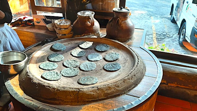 Tortillas maíz negro. Comida típica de Guatemala.
