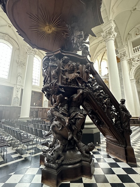 Púlpito y iglesia San Pedro y San Pablo Malinas.
