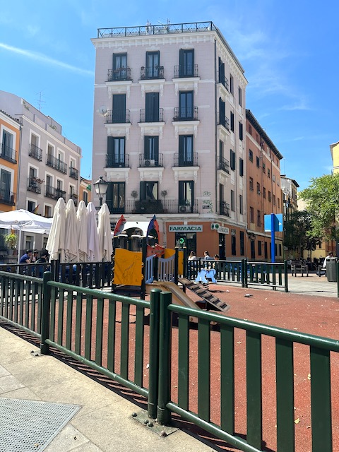 Plaza Castrillo. Ruta por Malasaña.