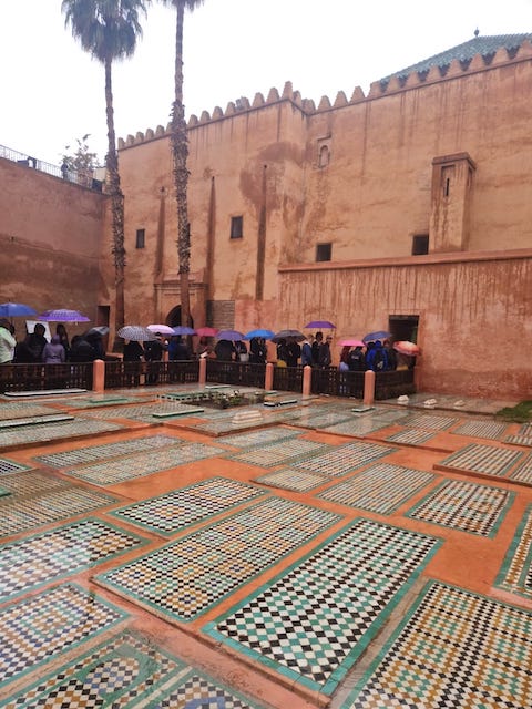 Turistas en ñas tumbas saadís. 20 curiosidades de Marruecos.