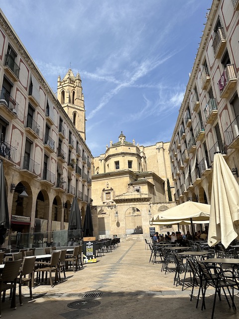 Calles de Reus. Ruta y preparativos de viaje a Tarragona.