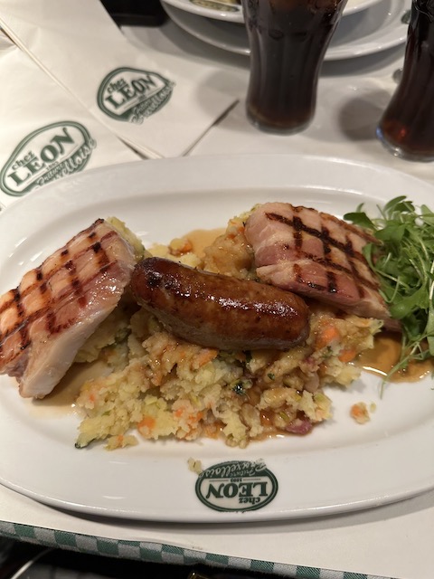 stoemp con salchichas. Comida típica de Bélgica.