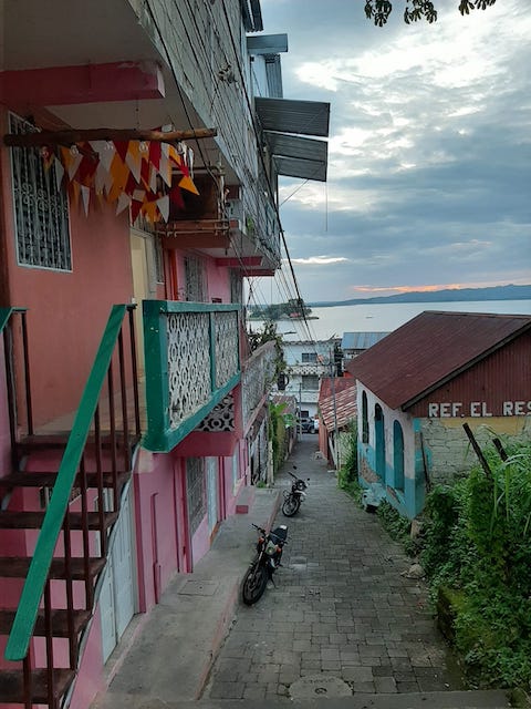 Calles de Isla de Flores Guatemala.