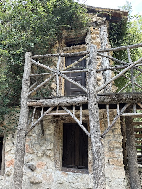 casa vieja. Cómo visitar el jardín del Capricho en Madrid.
