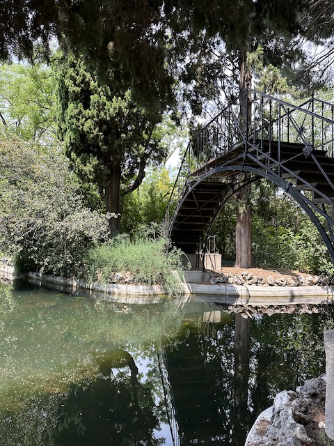Puente de Hierro. Cómo visitar el Jardín del Capricho en Madrid.