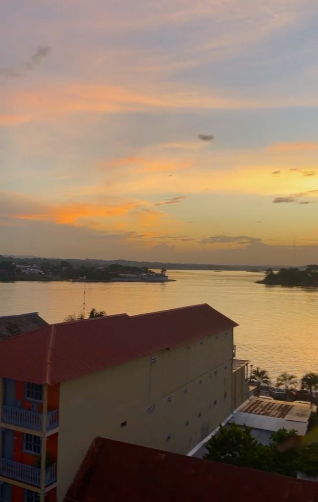 Puesta de sol desde Sky bar en Isla de Flores Guatemala.