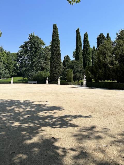 Plaza del Emperador. Cómo visitar el  jardín del Capricho.