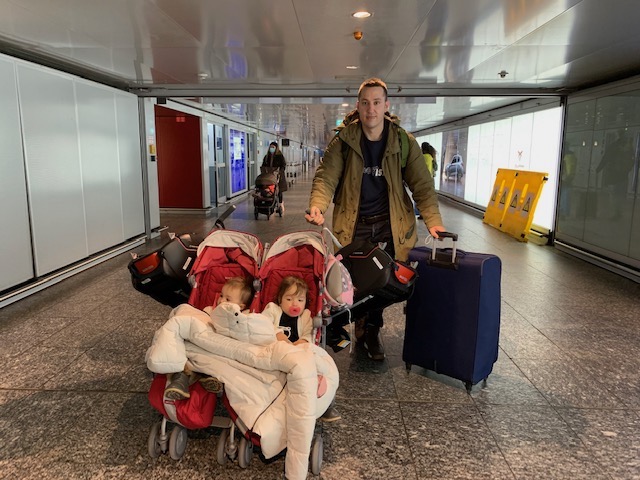 aeropuerto de Frankfurt. Volar con niños pequeños.