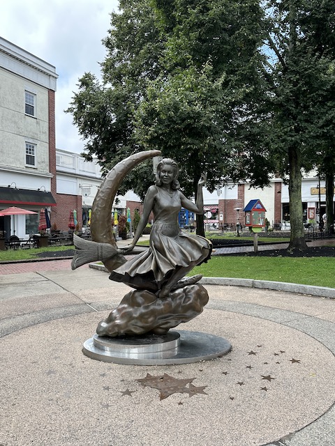 estatua embrujada. Qué ver en Salem en 1 día.