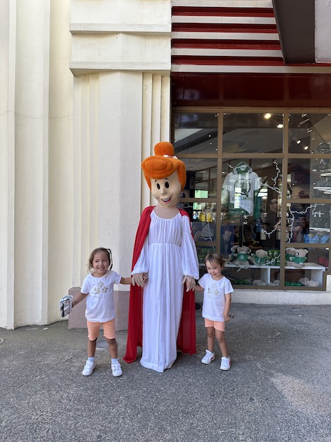 Personajes Warner. Parque Warner Madrid con niños pequeños.