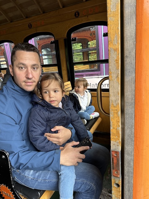 álvaro y niñas a bordo del tren al Monte Washintong.