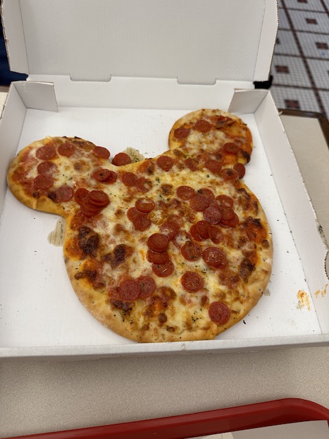 Pizza Mickey Planes de Comida Disneyland Paris.