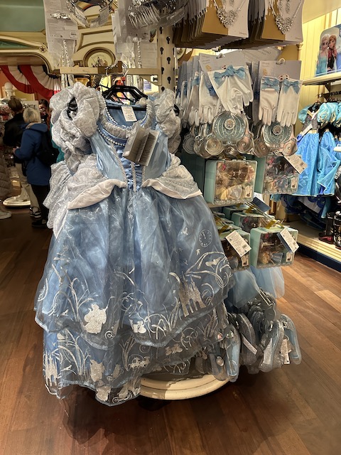 Vestido tienda Disney. Consejos para visitar Disneyland Paris con niños pequeños.
