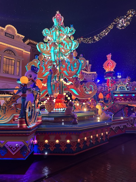 Plan de 1 día en Disneyland Paris con niños pequeños, atracciones recomendadas.