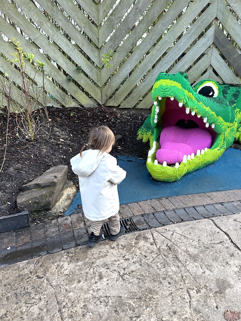 cocodrilo de piezas lego en legoland Windsor
