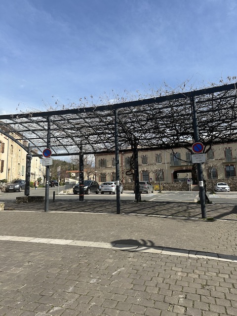 Parking Cordes sur ciel
