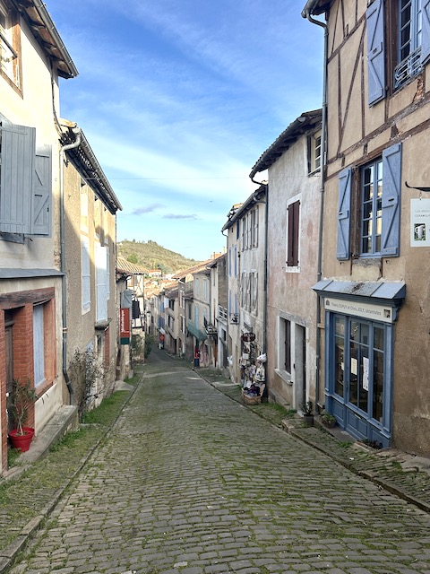 Calle empinada Cordes sur Ciel