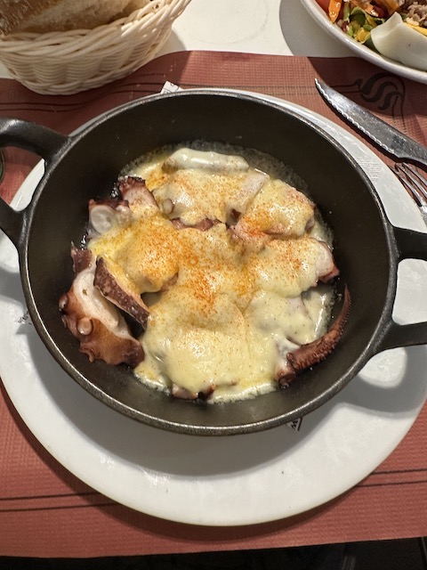 Pulpo con queso.