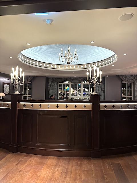 flor de lys bar hotel Disneyland
