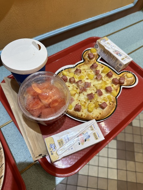 pizza disneyland shangai
